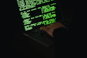 Un hacker en train de rédiger des lignes de codes